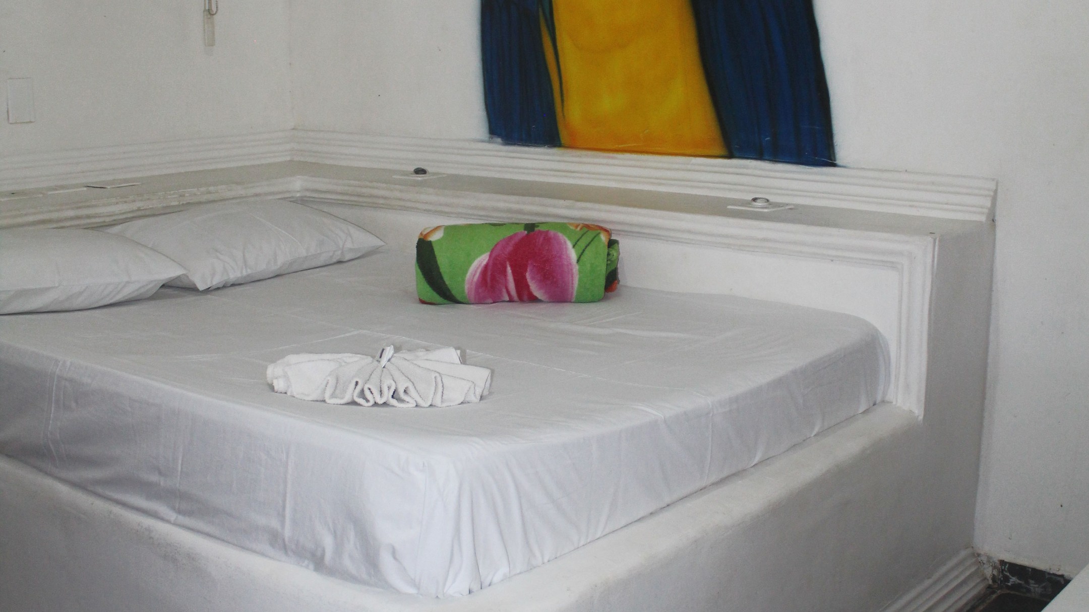 Quarto standard confortável com roupa de cama branca